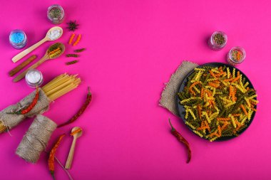 Renkli kuru düdük makarna siyah plaka ve spagetti grup