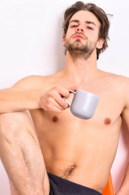 Kafkas sakallı seksi maço elinde kahve fincanı tutuyor.
