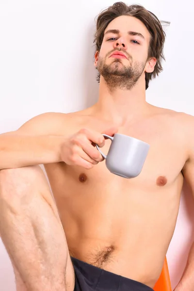 Caucasiano barbudo sexy macho segurando xícara de café — Fotografia de Stock