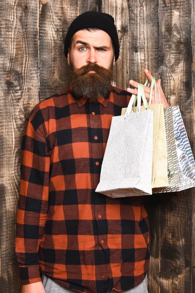 Barbudo brutal caucasiano hipster com bigode segurando pacotes de compras — Fotografia de Stock