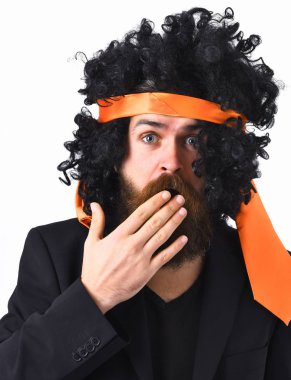 Takım elbiseli beyaz tenli hippi ve siyah kıvırcık saçlı peruk.