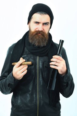 Sakallı, Kafkas hippisi elinde şişe, puro içiyor.