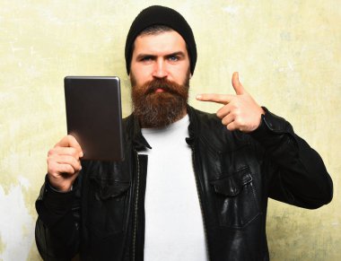 Sakallı, Kafkas hippisi, elinde tablet.