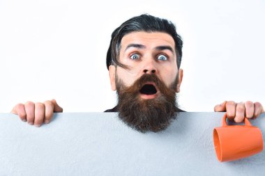 Kâğıt çarşaf ve fincanla vahşi beyaz bir hippi.