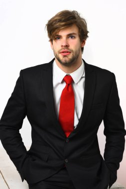 Beyaz, şık siyah takım elbiseli, bıyıklı, şık bir iş adamı.