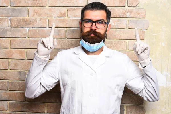 Barbudo brutal médico caucasiano ou estudante de pós-graduação em luvas — Fotografia de Stock