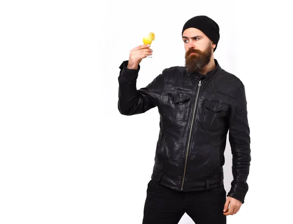 Brutal hipster caucásico sosteniendo bebida alcohólica o cóctel fresco — Foto de Stock