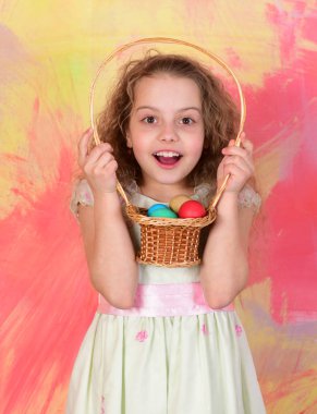 Renkli arka planda yumurta sepeti olan mutlu Paskalya kızı.