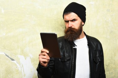 Sakallı, Kafkas hippisi, elinde tablet.