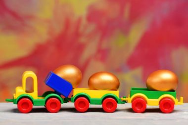 oyuncak araba kamyon üzerinde metalik kabuğundaki altın yumurta