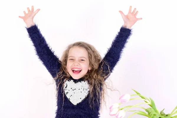 Gelukkig meisje met lente tulp bloemen, vrouwen, moeders dag vakantie — Stockfoto