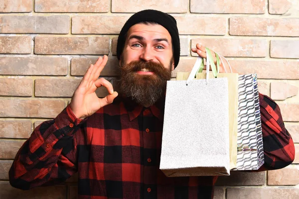 Barbudo brutal hipster caucásico con bigote celebración de paquetes de compras — Foto de Stock