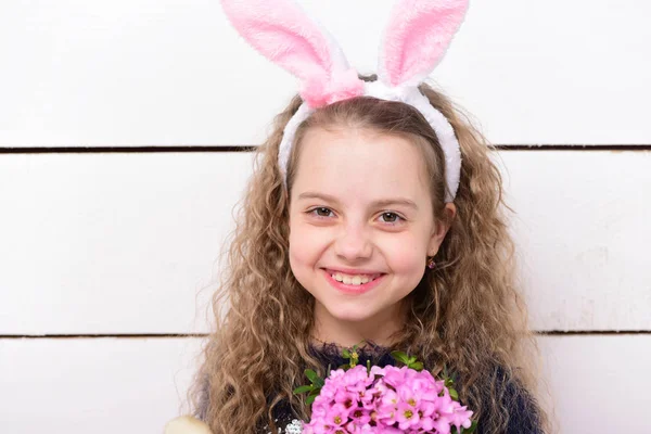 분홍색 꽃다발이 달린 아름다운 토끼 귀를 가진 행복 한 소녀 — 스톡 사진