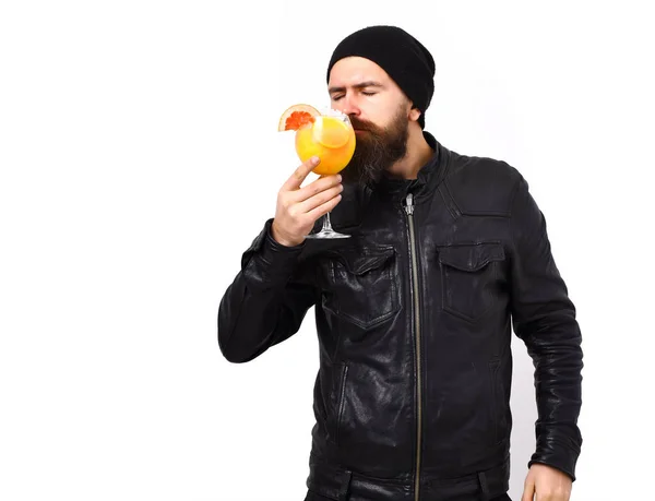 Brutalny biały hipster trzymający alkohol lub świeży koktajl — Zdjęcie stockowe