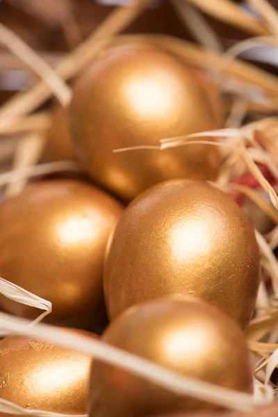 Пташине гніздо з традиційними золотими яйцями, антикварне — стокове фото