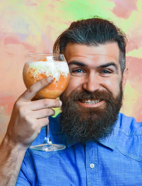 Brutális kaukázusi hipster bajusszal trópusi alkoholos friss koktéllal — Stock Fotó