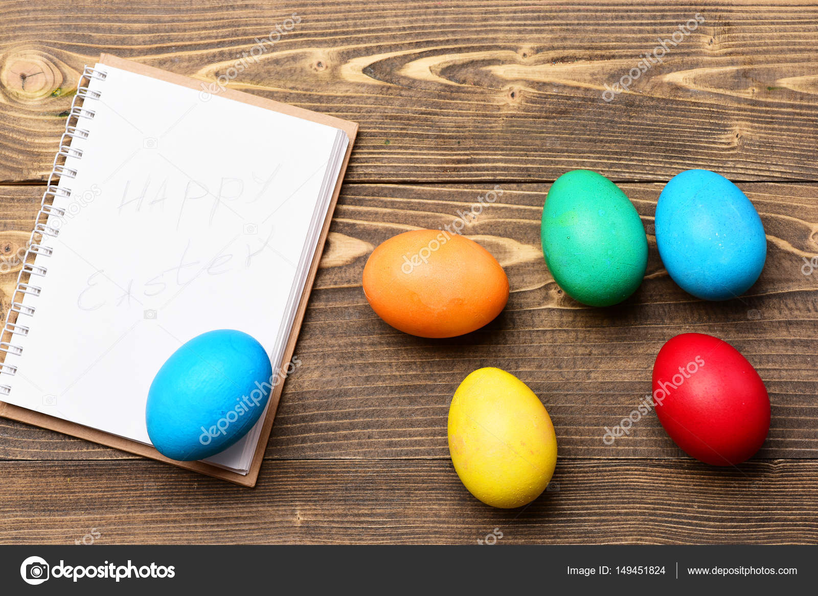 Cucinare e mangiare uova dipinte variopinte taccuino di carta su fondo di legno buona Pasqua ricetta e disegno del menu cibo sano allevamento e