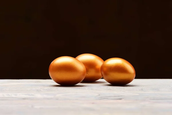 Традиционное яйцо окрашено в золотой металлический цвет — стоковое фото