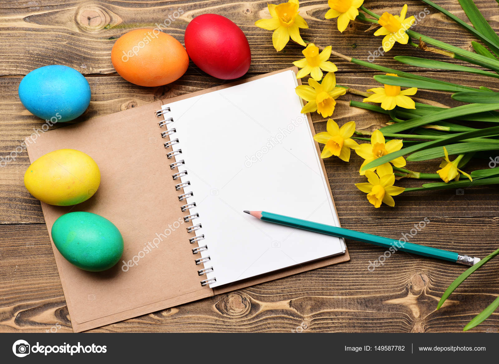 uova colorate giallo Narciso taccuino di carta e matita per il Narciso giallo fiore di primavera ricetta e dal menu Disegno matita e carta notebook pittoresco uova dipinte su fondo di legno womens o madri giorno
