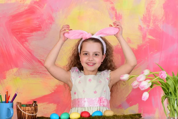 Boldog húsvéti lány nyuszifül ceruza, tojás, virágok — Stock Fotó