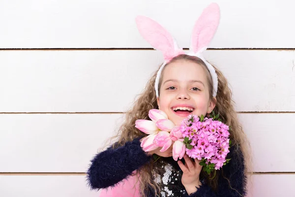 快乐的女孩，戴着粉色郁金香花的小兔子耳朵 — 图库照片