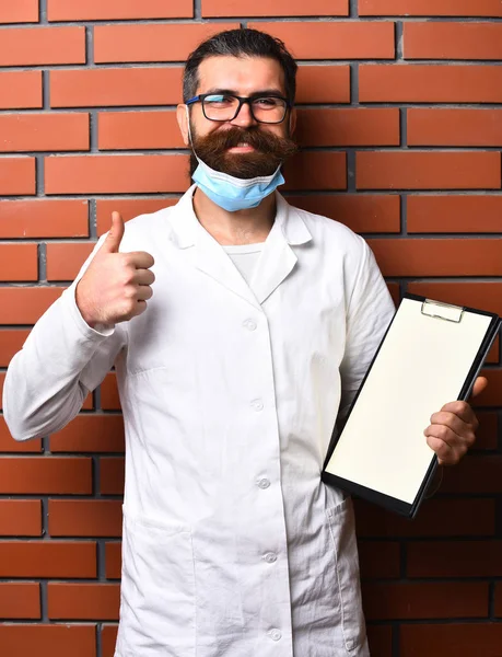 Kaba sakallı Kafkas doktor ya da lisansüstü öğrencisi — Stok fotoğraf
