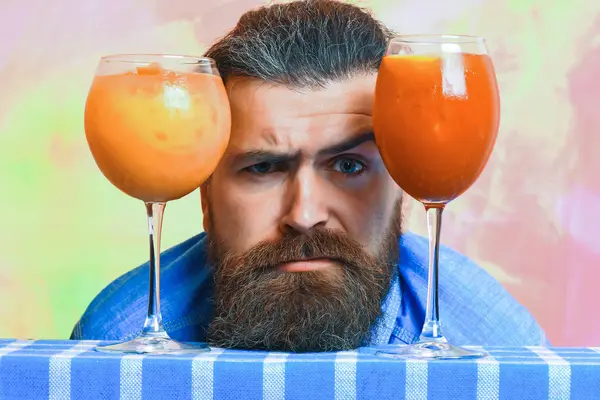 Brutal kaukasisk hipster med mustasch mellan tropiska alkoholhaltiga färska drinkar — Stockfoto