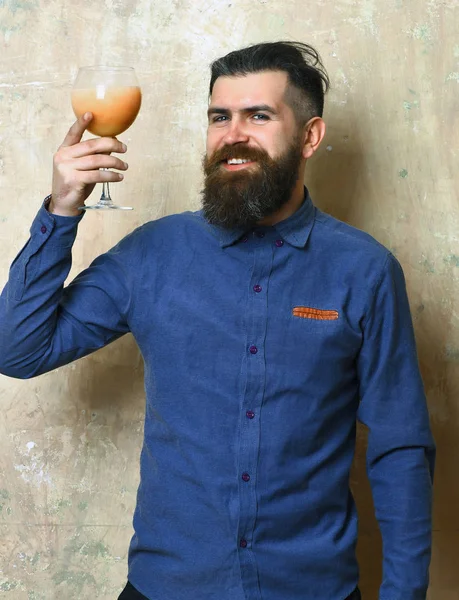 Brutální hipster drží tropický alkoholický čerstvý koktejl — Stock fotografie