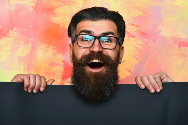 Szakállas férfi boldog arc szemüvegben színes háttér — Stock Fotó