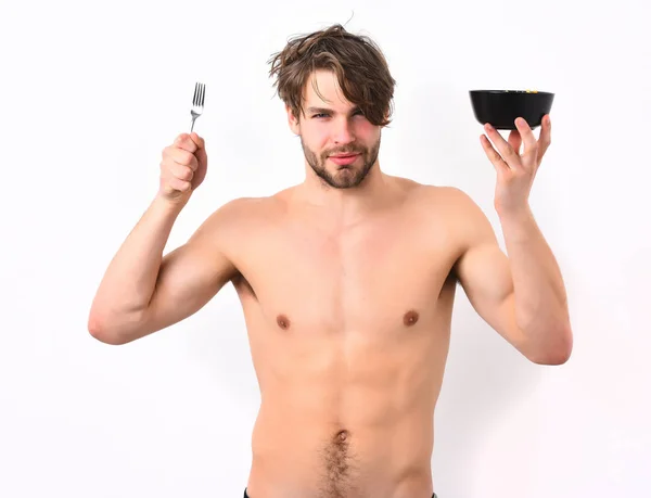 Caucásico sexy joven macho sosteniendo tazón negro con tenedor — Foto de Stock