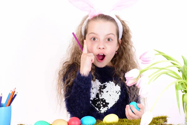 Boldog húsvéti lány ceruzával, színes tojás és tulipán virágok — Stock Fotó