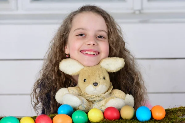 Boldog lány nyúl játék és húsvéti tojás — Stock Fotó