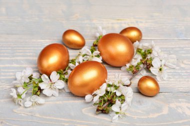 Paskalya yumurtası, kiraz ya da kayısı çiçeği.