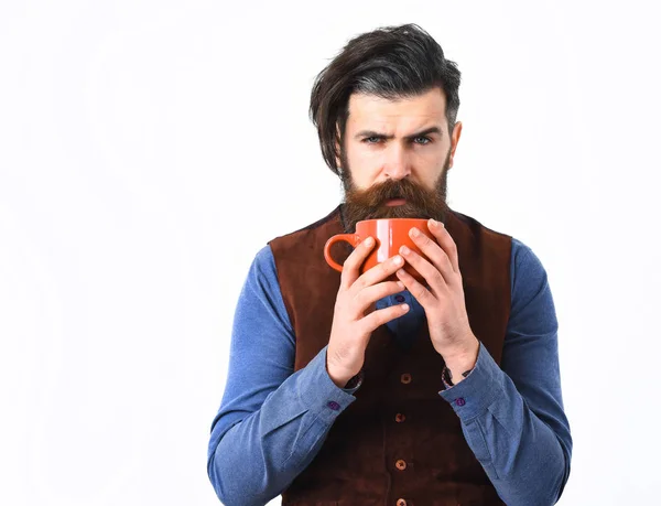 Uomo barbuto in possesso di tazza con caffè, tè con viso serio — Foto Stock