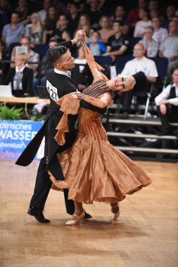 Alman Açık Şampiyonası 'nda Grand Slam Standart sırasında dans eden kimliği belirsiz bir çift.