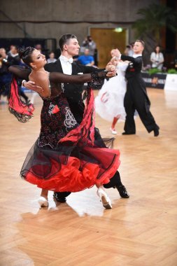 Alman Açık Şampiyonası 'nda Grand Slam Standart sırasında dans eden kimliği belirsiz bir çift.