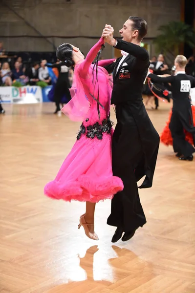 Una pareja de baile no identificada en una pose de baile durante el Grand Slam Standart en el Campeonato Abierto de Alemania — Foto de Stock