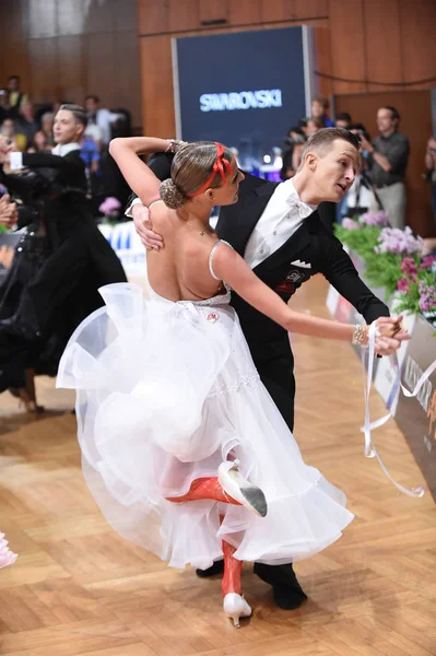 ドイツオープン選手権でグランドスラムのスタート時にダンスポーズの正体不明のダンスカップル — ストック写真