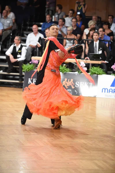 그랜드 슬램 독일 오픈 챔피언십에서 댄스 포즈를 취하고 있는 신원 미상의 한 커플 — 스톡 사진