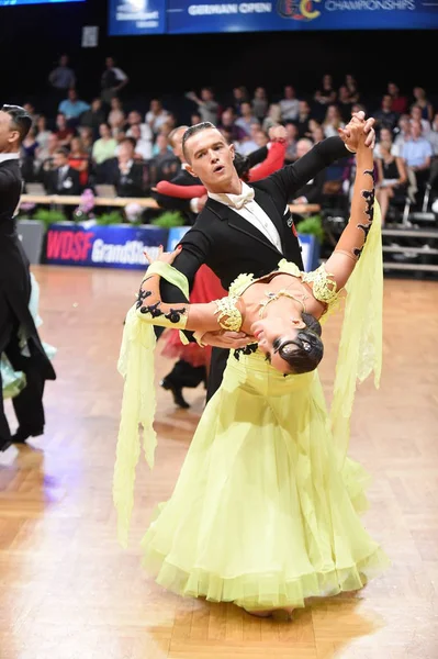 Um casal de dança não identificado em uma pose de dança durante o Grand Slam Standart no Campeonato Aberto Alemão — Fotografia de Stock