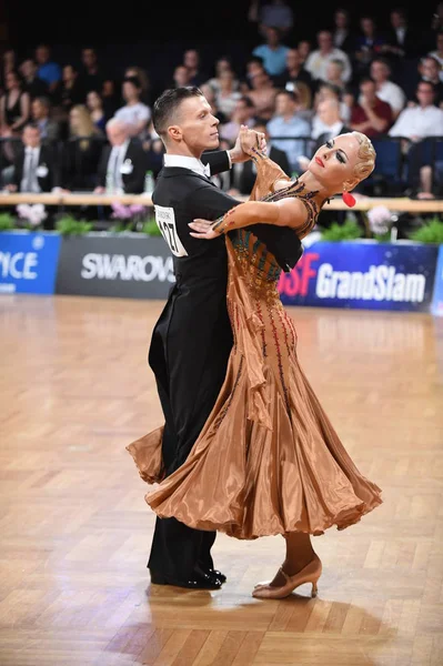 An unidentified dance couple in a dance pose during Grand Slam Standart at German Open Championship — Stock Photo, Image