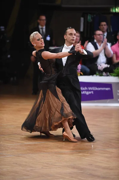 Un couple de danse non identifié dans une pose de danse pendant le Grand Chelem Standart au Championnat d'Allemagne Ouvert — Photo