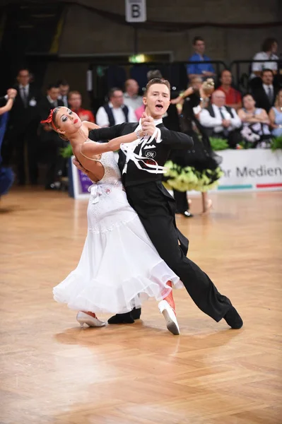 Un couple de danse non identifié dans une pose de danse pendant le Grand Chelem Standart au Championnat d'Allemagne Ouvert — Photo