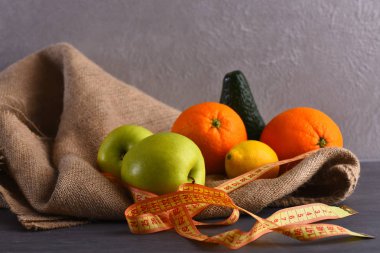 çeşitli meyve: limon, elma, portakal, çul peçete üzerinde avokado