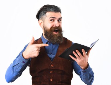 Sakallı adam elinde mutlu yüzüyle not defteri tutuyor.