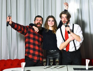 Karaoke partisinde kutlama yapan mutlu arkadaşlar