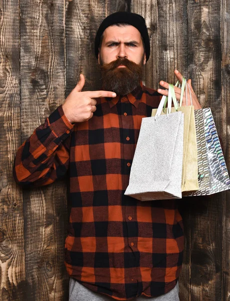 Bärtiger brutaler kaukasischer Hipster mit Schnurrbart beim Einkaufen — Stockfoto