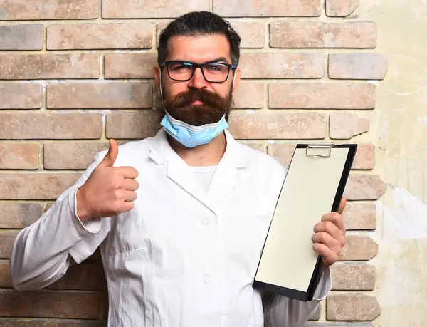 Kaba sakallı Kafkas doktor ya da not tahtası olan lisansüstü öğrencisi. — Stok fotoğraf