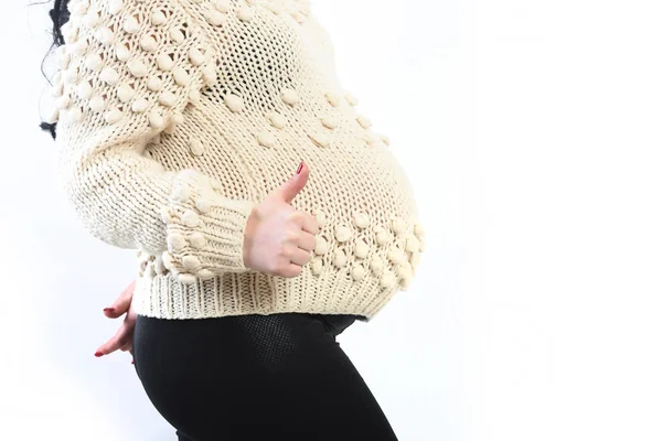 Vrouwelijke handen van zwangere vrouw tonen cool — Stockfoto