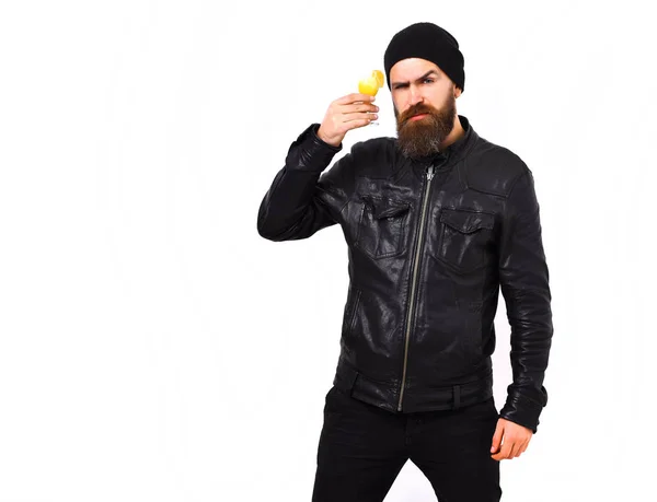 Brutalny biały hipster trzymający alkohol lub świeży koktajl — Zdjęcie stockowe